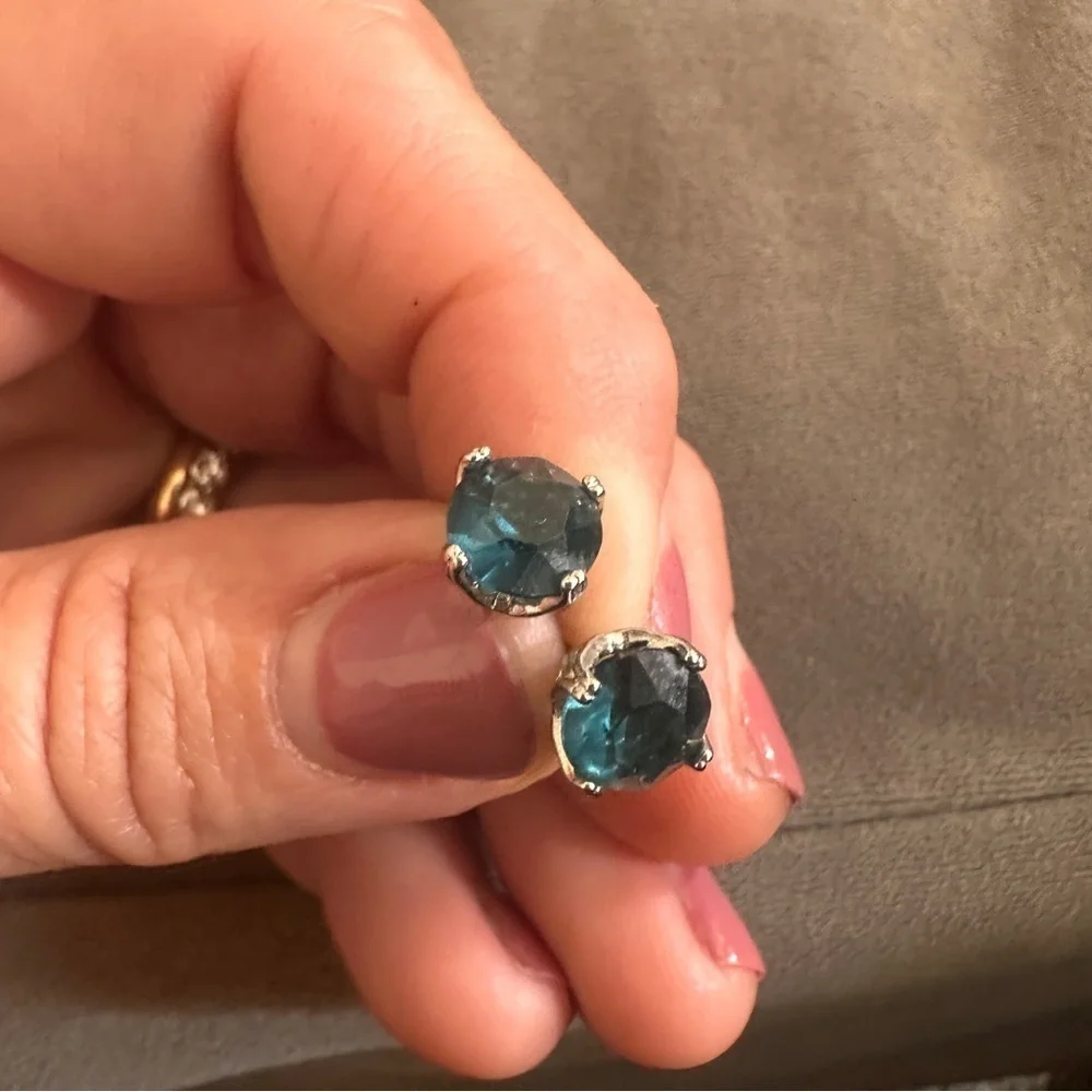 Teal Crystal Silver Filigree Stud Earrings Vintage-Inspired Date Rich Classic